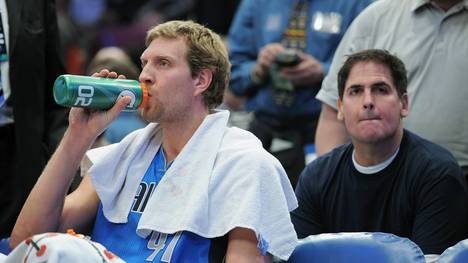 Dirk Nowitzki (vorne) und Mark Cuban feierten 2011 gemeinsam die Meisterschaft