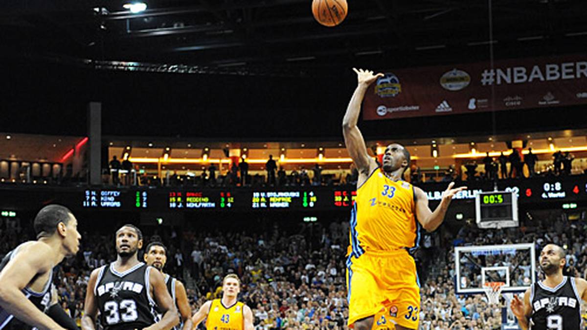 Nach einem Ballverlust der Spurs-Legenden Duncan und Ginobili setzt Berlins Neuzugang Jamel McLean den Floater mit der Schlusssirene an - und versenkt. ALBA schlägt tatsächlich den NBA-Champion, die Sensation ist perfekt
