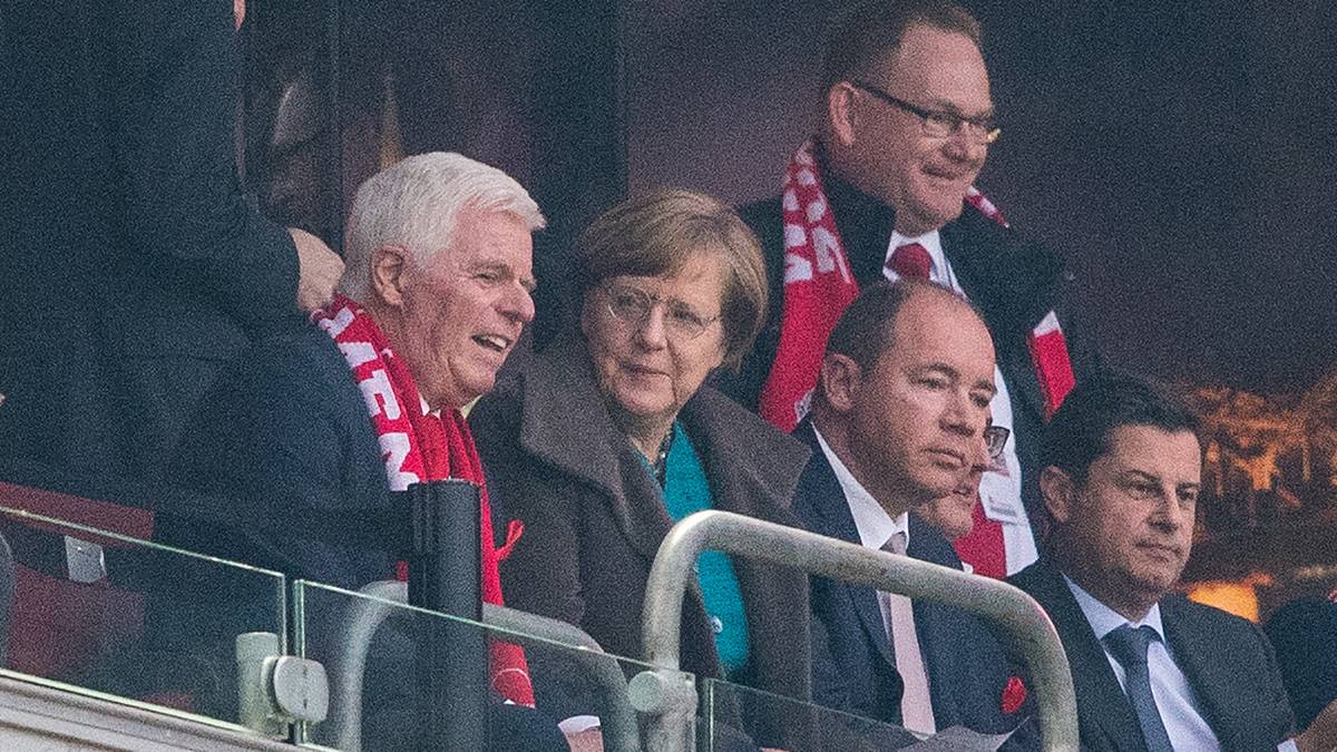 Neben der Kanzlerin verfolgten am Dienstagabend auch etwa 300 Flüchtlinge die Partie in Köln. Der FC lief zudem in besonderen Heimtrikots auf. Statt des Hauptsponsors Rewe zierte das Logo der "Wir zusammen"-Initiative die Front der weißen FC-Shirts