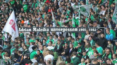 Werder-Fans gedenken dem verstorbenen Adrian Maleika mit einem Spruchband