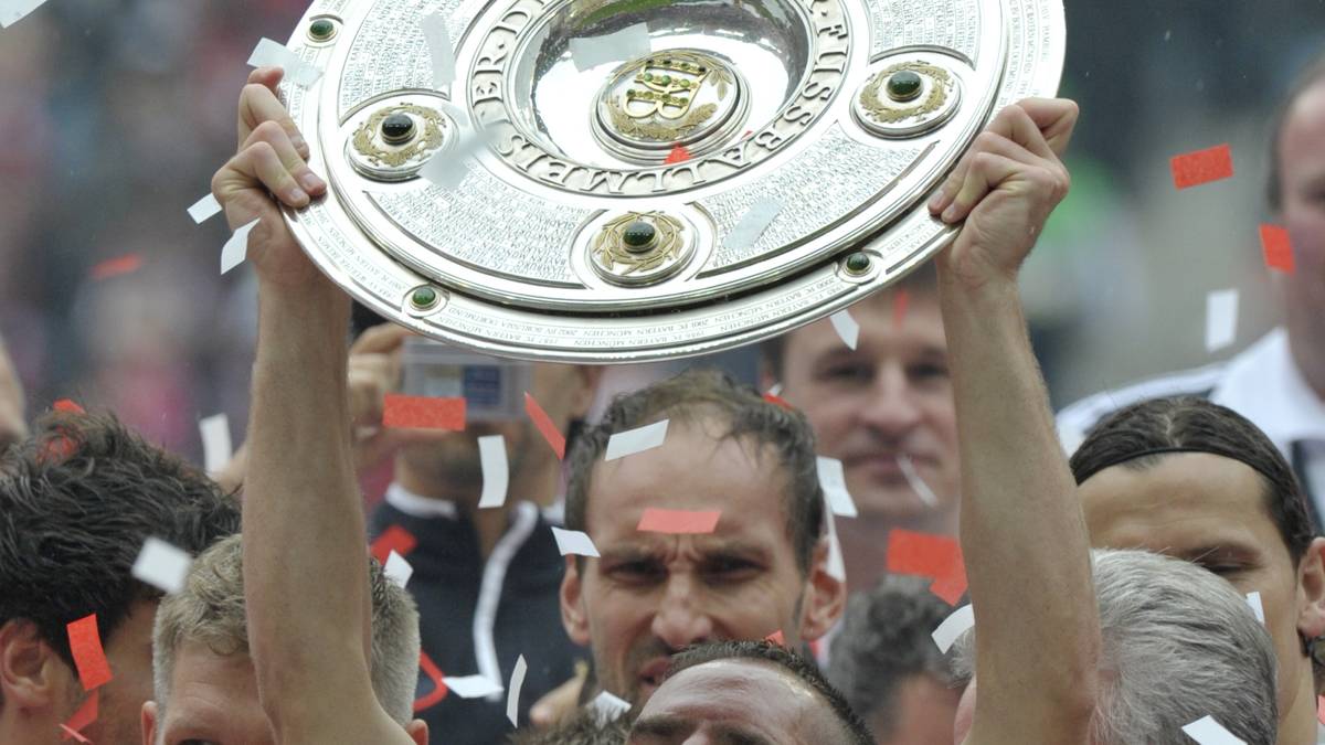 Die Bayern finden in der Bundesliga zu neuer Stärke und stürmen fast mühelos zu alter Dominanz zurück. Angeführt von einem überragenden Ribery, der die beste Saison seiner Karriere spielt, stoßen sie Dortmund wieder vom Thron - mit 25 Punkten Vorsprung