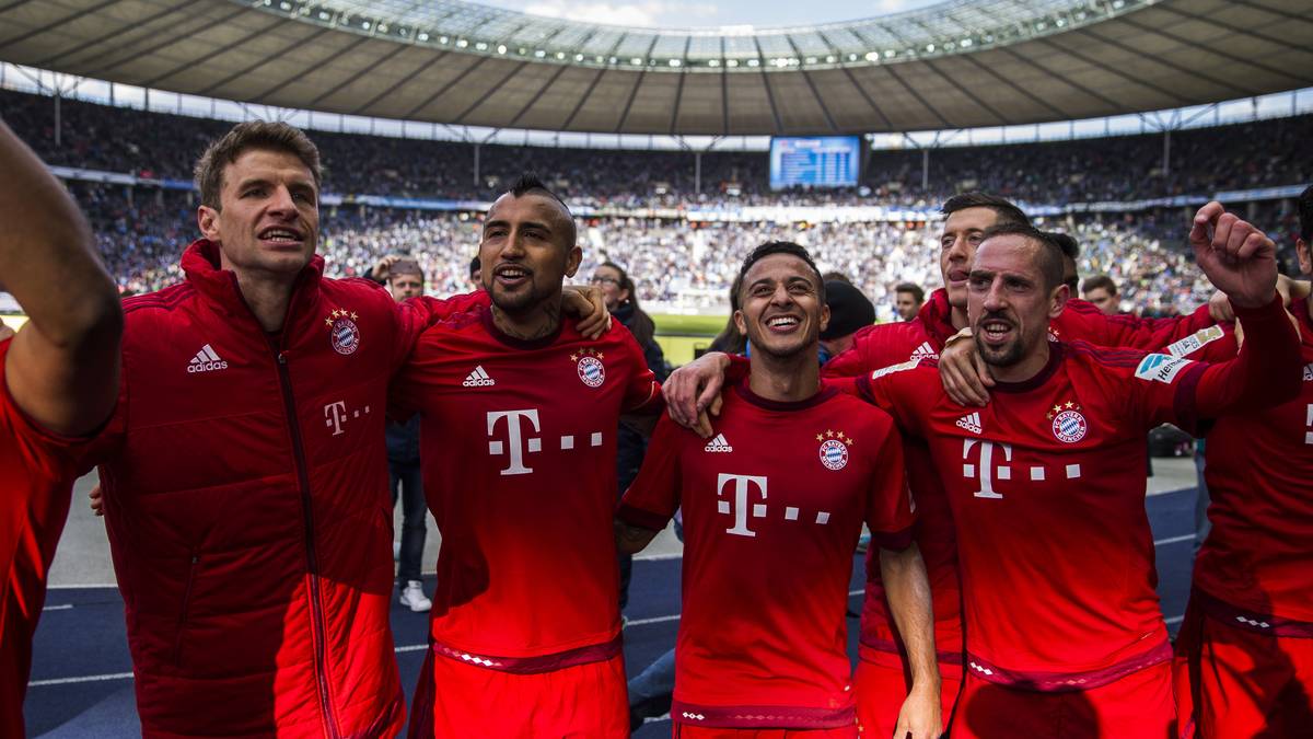 Die ganz große Titelsause blieb noch aus, dabei sprach im Vorfeld vieles dafür, dass die Bayern bereits in Berlin die vierte Meisterschaft in Folge perfekt machen. In den vergangenen beiden Jahren machte der Rekordmeister jeweils mit Siegen gegen Hertha BSC den Deckel drauf. Zwar bauten die Bayern ihre Siegesserie gegen die Alte Dame auf zehn Bundesligaspiele aus. Weil aber auch Verfolger Dortmund in Stuttgart gewann, müssen sich die Bayern mit den Feierlichkeiten noch etwas gedulden