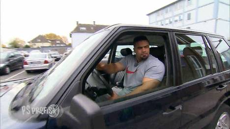 Neue Mission für die PS Profis: Sport1-Zuschauer Ali wünscht sich einen dicken SUV für maximal 10.000 Euro. Jean Pierre und Sidney durchforsten den Ruhrpott nach geeigneten Kandidaten und nehmen unter anderem einen BMW X5 aus 2001 und einen Mercedes ML 55 AMG aus 2000 unter die Lupe. Außerdem bekommt Ali als Vorbereitung für sein neues „Spielzeug“ eine Offroad – Fahrstunde mit Sidney und Jean Pierre verpasst.