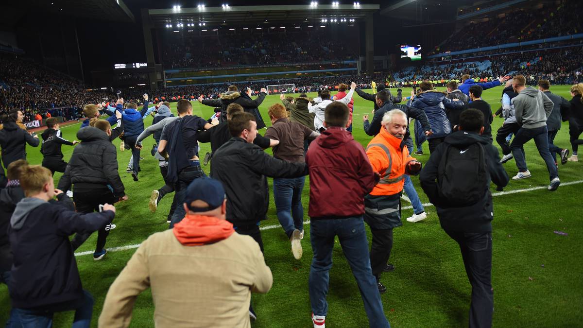 Die Ordner werden dem Ansturm nicht Herr