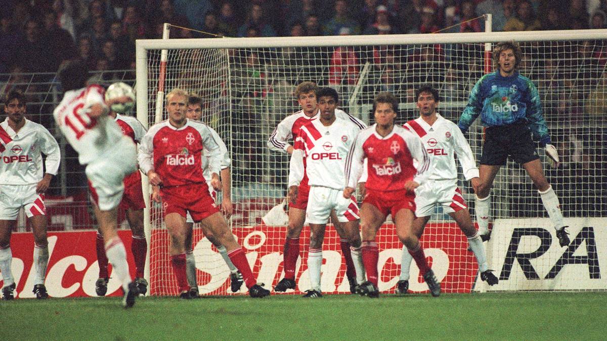 Platz 6: Lothar Matthäus zündet eine Rakete. Im Jahr 1992 nimmt der Bayern-Star einen Eckball hinter der Strafraumgrenze volley und knallt die Kugel unter die Latte
