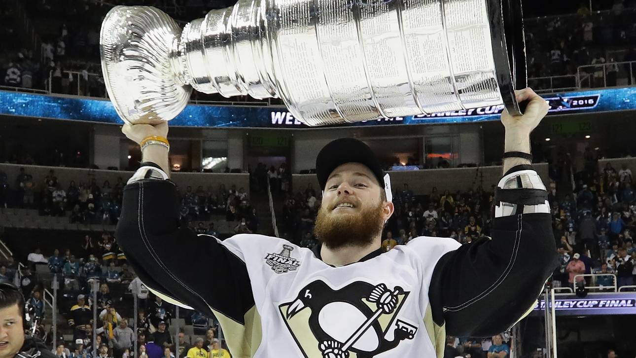 Kühnhackl mit Stanley Cup in Landshut
