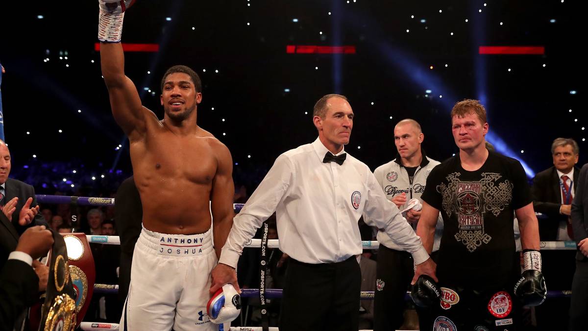 Unter großem Jubel erklärt der Ringrichter Joshua zum alten und neuen Weltmeister der Verbände IBF, WBA, WBO und IBO im Schwergewicht. Dennoch findet der Champion im Anschluss anerkennende Worte für seinen Kontrahenten