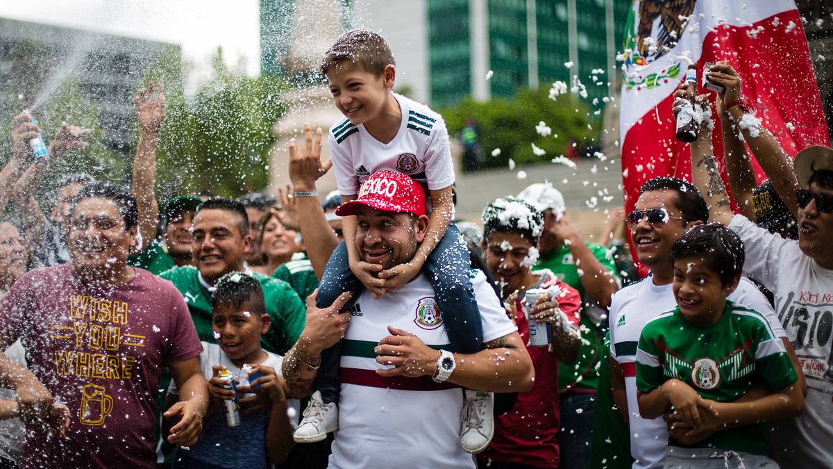 Marca: "Mexiko überrascht den Weltmeister. Die Mexikaner feiern ein Fest. Und alles, was zum historischen Triumph gegen Deutschland dazugehört. Mexiko, sing' und weine nicht. Lozano trifft beim historischen Triumph der Tricolor gegen ein graues Deutschland. Nur Kroos und Kimmich hielten einigermaßen mit. Deutschlands Bemühungen waren ein Tropfen in einem Ozean der Unfähigkeit. Deutschland ist Opfer des Fluchs des Weltmeisters"