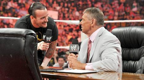 Vince McMahon (r.) soll CM Punk die kalte Schulter zeigen