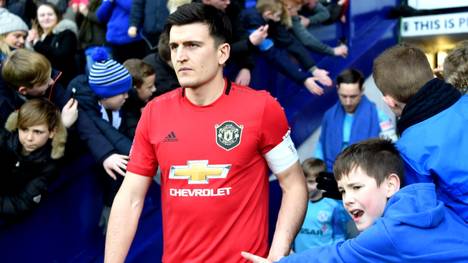 United-Star Harry Maguire hat in seinem Heimatort Mosborough Essenspakete an ältere Menschen verteilt.