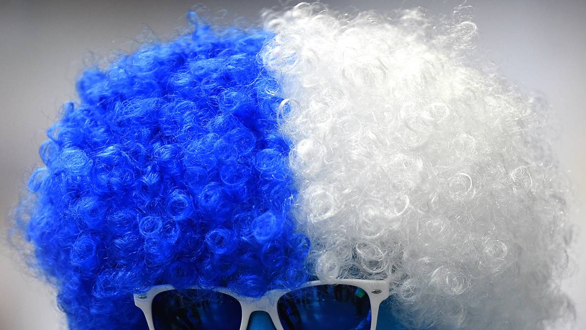 Das beweist auch dieser Fan mit blau-weißer Perücke...