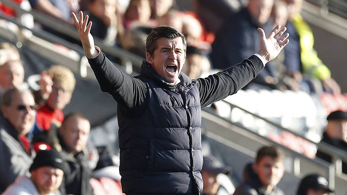 Eine Hauptrolle spielte dabei offenbar wieder einmal Bad Boy JOEY BARTON (Bild) - seines Zeichens Trainer des Ligakonkurrenten Fleetwood Town. In einer hitzigen Partie setzte sich Stendels Team mit 4:2 durch. Zunächst lieferten sich beide Trainer zum Spielende an der Seitenlinie ein Wortgefecht