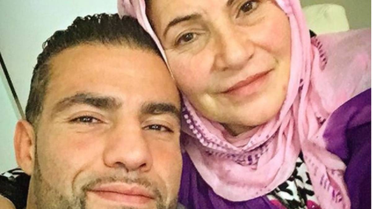 Charr wächst als Sohn einer libanesischen Mutter und eines syrischen Vaters in Beirut auf. Als er fünf Jahre alt, ist flieht seine Mutter mit sechs ihrer acht Kinder nach Deutschland. Der Vater kommt im Bürgerkrieg um