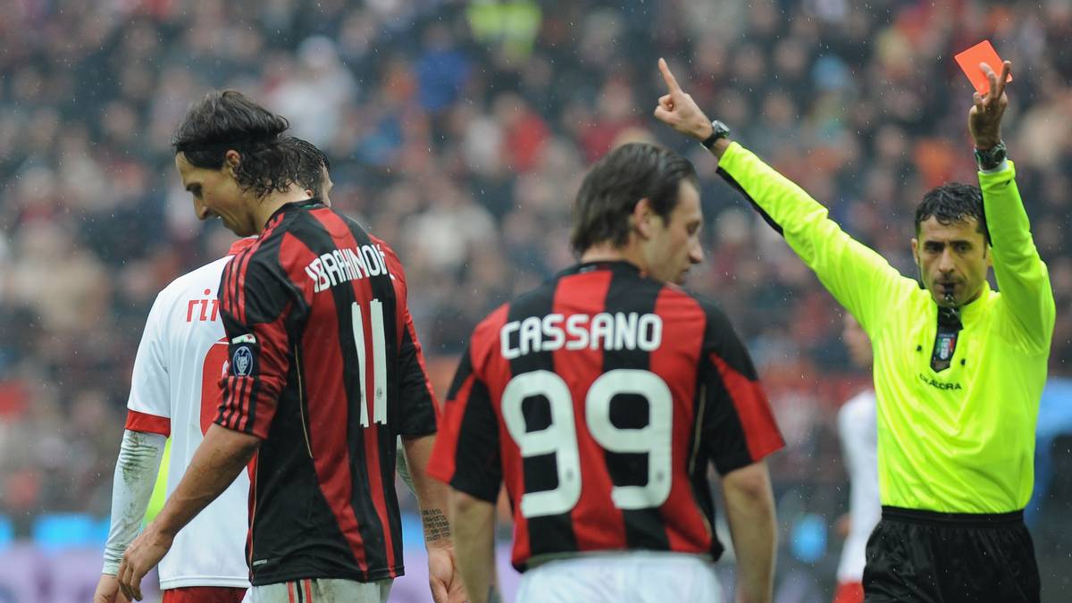 Auch in Mailand erweist Ibrahimovic sich nicht als Waisenknabe, kassiert in den zwei Jahren bei Milan drei Rote Karten wegen Tätlichkeiten. Andere Kollegen mit dieser Bilanz an Kontroversen würden wohl als reine Skandalspieler gelten...