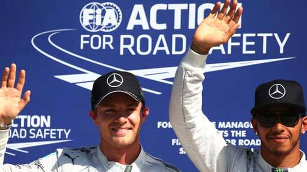 Es ist die Geschichte der Saison. Lewis Hamilton (l.) und Nico Rosberg - Teamkollegen, einst Freunde, heute Rivalen, auch wenn sie nach dem Qualifying in Monza brav in die Kameras lächeln. SPORT1 hat die Bilder zum Qualifying in Monza