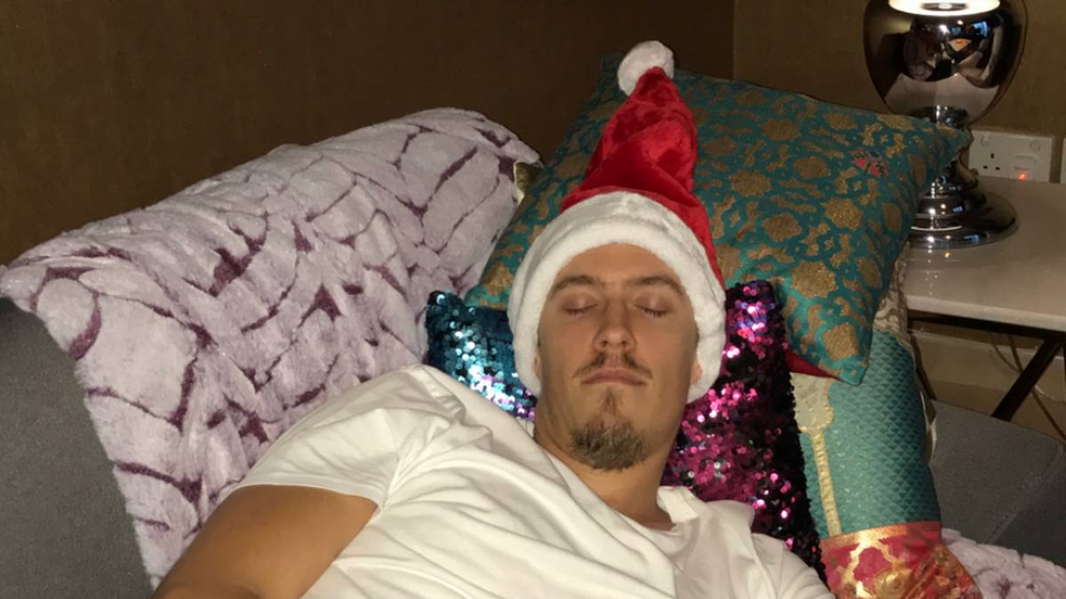 Und wenn das fünfte Lichtlein brennt, dann hast du Weihnachten verpennt...Max Kruse genehmigt sich in der stillen Zeit ein kleines Nickerchen