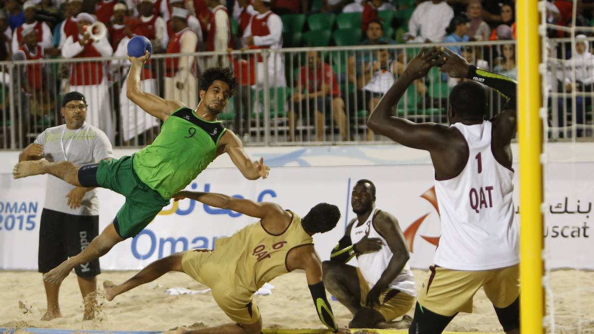 BEACHHANDBALL: Beachvolleyball ist bereits olympisch. Die Sand-Variante des Handballs noch nicht. Doch spektakuläre Szenen sind garantiert. Gespielt wird barfuß, jede Mannschaft besteht aus vier Spielern