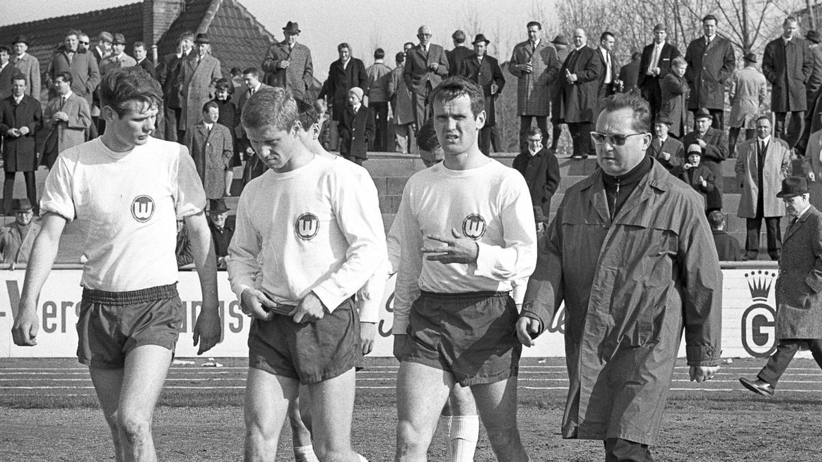 Wolfsburgs Rekordtrainer leitete die Geschicke noch in der Regionalliga: Imre Farkasinszky (r., 1969) mit acht Jahren, sechs Monaten und 16 Tagen