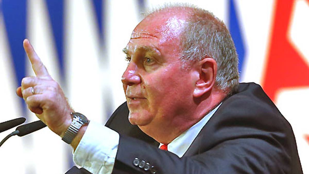 2013 glänzen die Münchner sportlich wie finanziell, das Hauptthema ist jedoch ein anderes: Alle Augen sind auf Uli Hoeneß gerichtet. Sein Auftritt wird in der Öffentlichkeit mit großer Spannung erwartet - schließlich steht der Präsident des Rekordmeisters vor seinem Prozess wegen Steuerhinterziehung. Es soll ein emotionaler Abend für den Macher des FCB werden