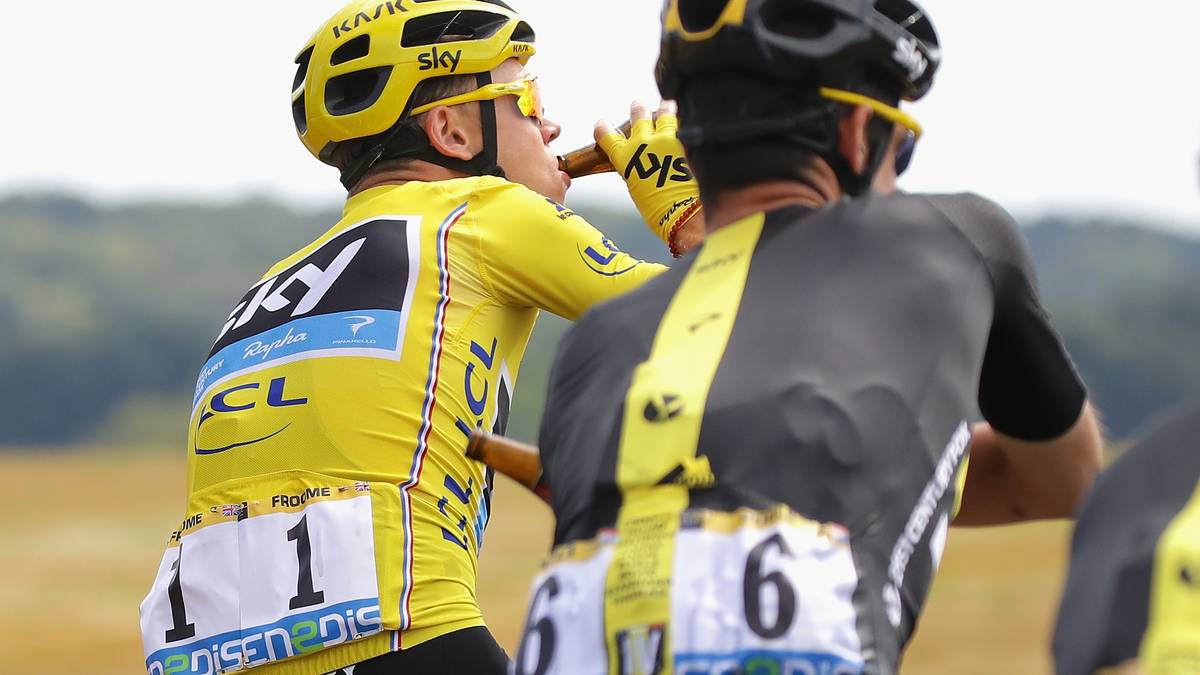 In der neutralisierten Phase gönnen sich Chris Froome und seine Mannschaftskollegen ein Siegerbierchen
