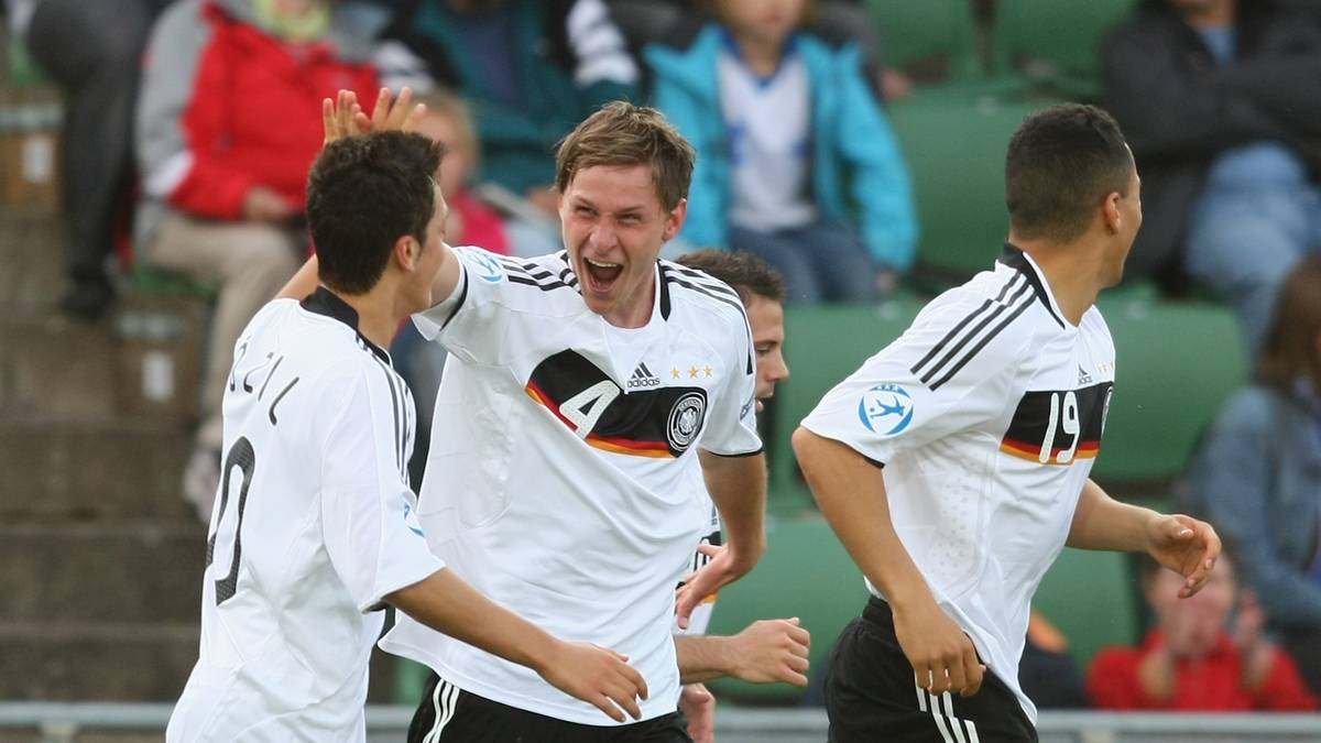 BENEDIKT HÖWEDES: Boatengs Partner in der Innenverteidigung ist der langjährige Schalker Kapitän. Der spätere Weltmeister ist beim Turnier in Schweden ein absoluter Leistungsträger und erzielt im Gruppenspiel gegen Finnland das erste Tor des deutschen Teams. Seit 2018 trägt er das Trikot von Lokomotive Moskau