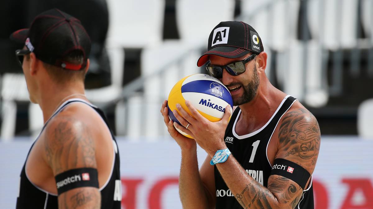 Hier sieht es so aus, als würde Clemens Doppler versuchen, den Ball zu beschwören. Doch der Österreicher kommuniziert mündlich mit seinem Partner, um über die Taktik zu beraten