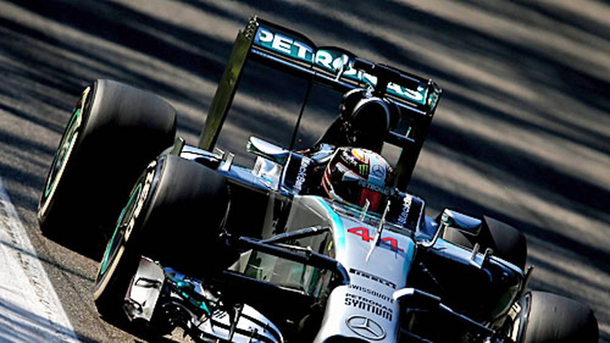 Sportlich legt Hamilton auf dem Kurs in der Lombardei vor. Der Brite brennt in 1:24,109 Minuten die schnellste Zeit auf den Asphalt - 0,274 Sekunden vor Stallrivale Rosberg. Früh ist klar, dass das dominante Team der WM auch auf der Strecke in Monza mit ihren wenigen Kurven am schnellsten unterwegs sein würde