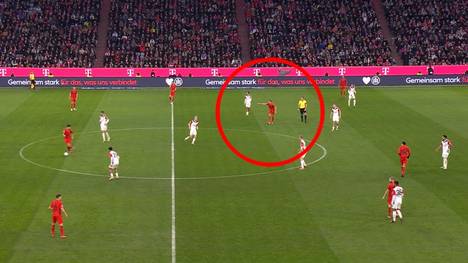 Man kennt Thomas Müller als kommunikativen Typen, der auch seinen Mitspielern auf dem Platz durch Anweisungen versucht zu helfen. Gegen Frankfurt stellt er seine Coaching-Skills unter Beweis.