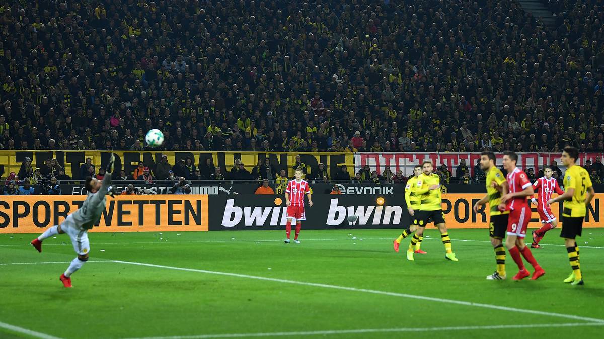 Roman Bürki im Tor des BVB ist machtlos