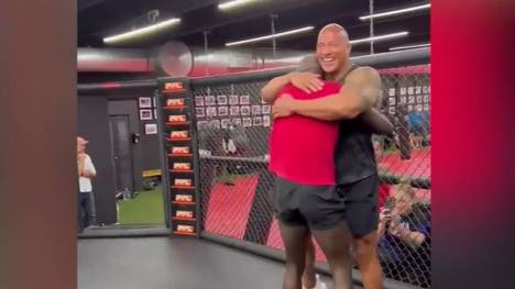 Themba Gorimbo berichtet nach seinem MMA-Triumph von seinem finanziellen Engpass. "The Rock" greift dem Sportler mit einer rührenden Geste unter die Arme.