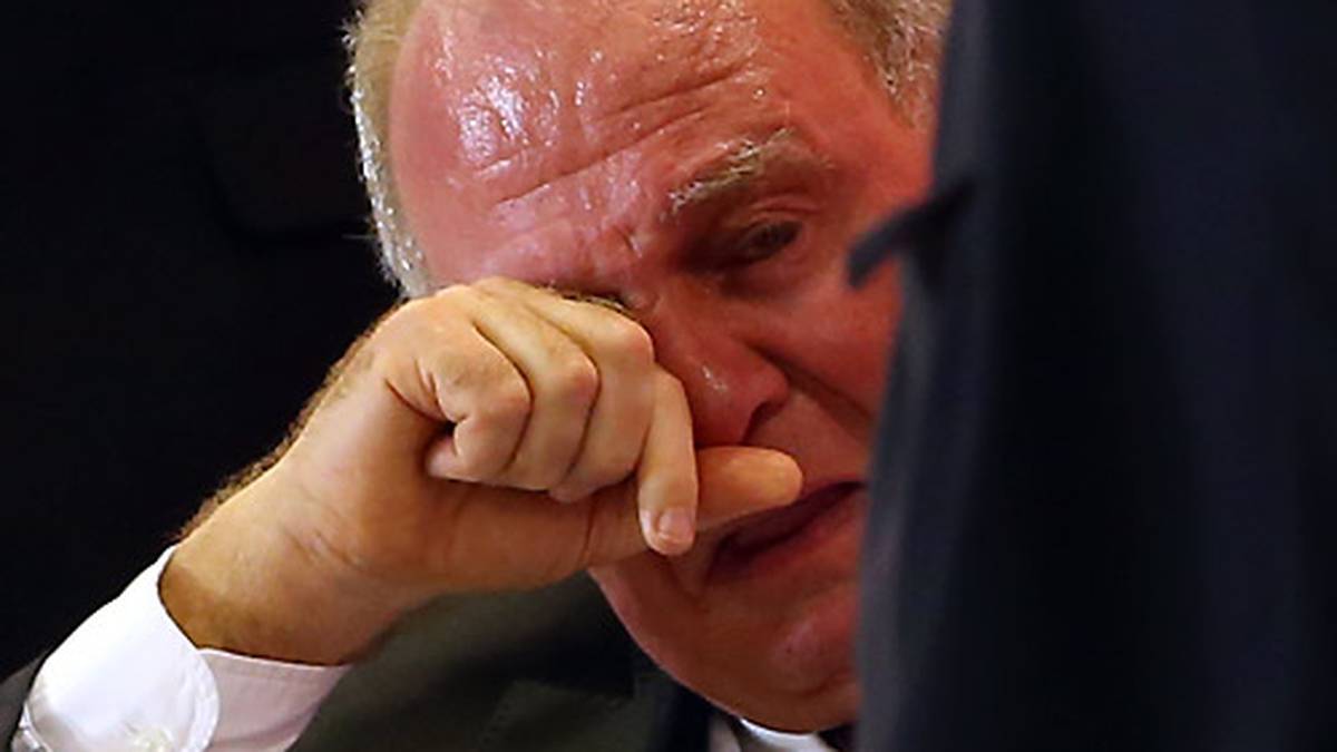Das Bild des Abends: Hoeneß bricht in Tränen aus - Karl-Heinz Rummenigge ist für den Gefühlsausbruch des Präsidenten verantwortlich. Schon früh wird klar: Der Verein steht voll und ganz hinter dem angeklagten Bayern-Chef