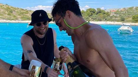 Mats Hummels präsentiert auf seinem Instagram-Account seinen größten Fehlkauf - eine überdimensionale Flasche Champagner