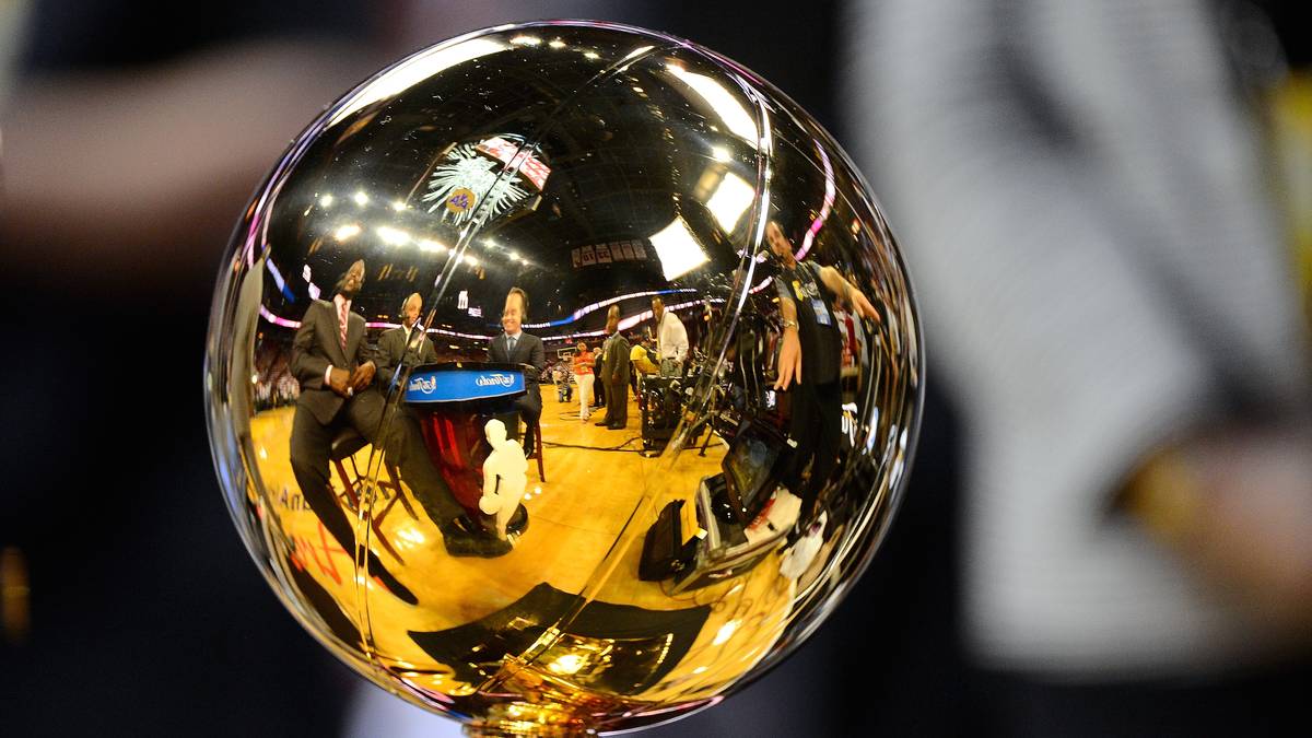 In der NBA wird wieder um die Larry O'Brien Championship Trophy gekämpft. Aus deutscher Sicht wird ein Spieler besomders fehlen: Dirk Nowitzki. Erstmals seit 1999 geht eine NBA-Saison ohne ihn über die Bühne 
