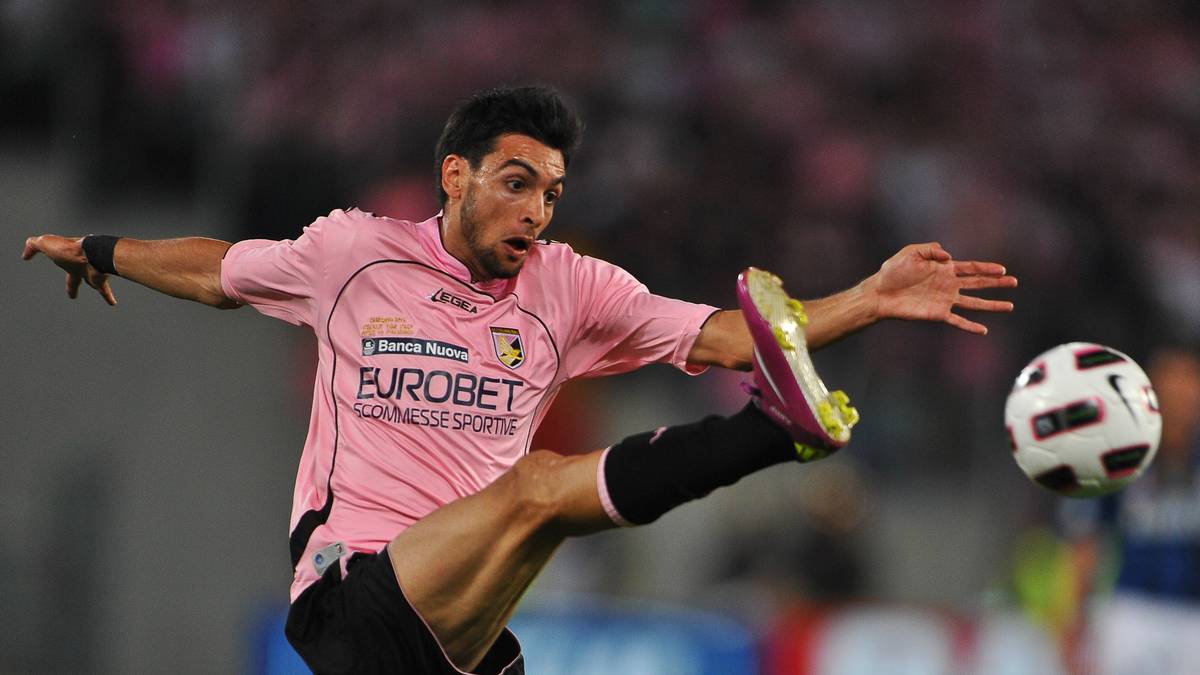 PLATZ 13: Bei Paris St. Germain sitzt das Geld seit 2011 locker, seit der Verein mit Geld aus Katar gepäppelt wird. Darüber freute sich auch US Palermo. Eine der ersten Pariser Transfer-Ansagen war damals die Verpflichtung des argentischen Offensivmanns Javier Pastore für 42 Millionen Euro