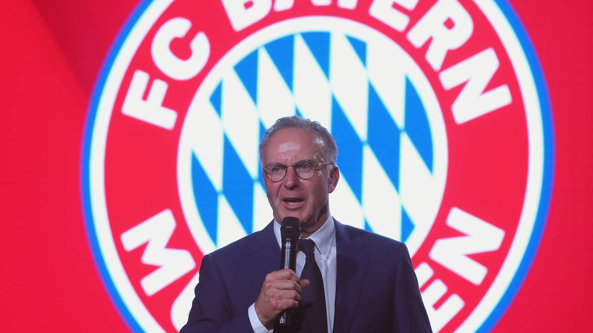 "Wenn man mit 21 Punkten Vorsprung Deutscher Meister wird, ist das à la bonne heure", sagt Vorstandsboss Karl-Heinz Rummenigge bei seiner Rede. "Dazu möchte ich der Mannschaft, unseren Trainer, dem Trainerteam und allen, die dazu beigetragen haben, herzlich gratulieren"