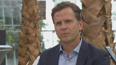 Thomas Müller spielt eine grandiose Bundesliga-Saison, trotzdem bleibt für ihn die Tür erst einmal zu. Oliver Bierhoff erklärt im CHECK24 Doppelpass warum das so ist.