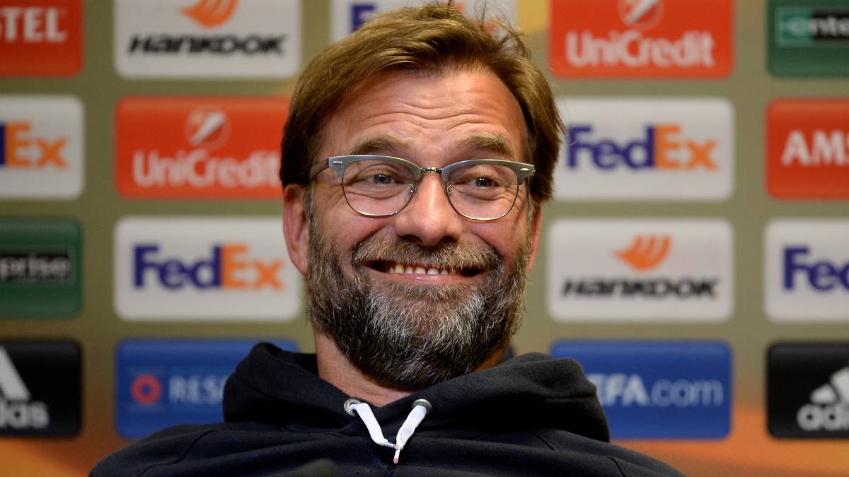 Klopps Pressekonferenzen sorgen regelmäßig für gute Laune. Mit scherzhaften Sprüchen gewinnt er Fans und Medien für sich. An ihm wurde nie gezweifelt, selbst als es in seinen ersten Jahren an der Anfield Road durchaus auch Schwierigkeiten gab