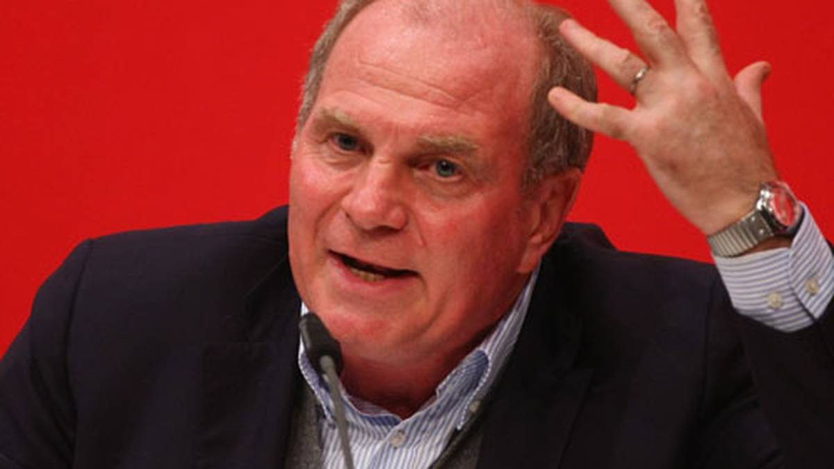 Sie bekommen dann Wutausbrüche aus nächster Nähe mit. Den wohl größten gibt es 2007, als Hoeneß sich gegen kritische Stimmen zu Wehr setzt. Fans klagen über schlechte Stimmung in der Allianz Arena und locken Hoeneß aus der Reserve