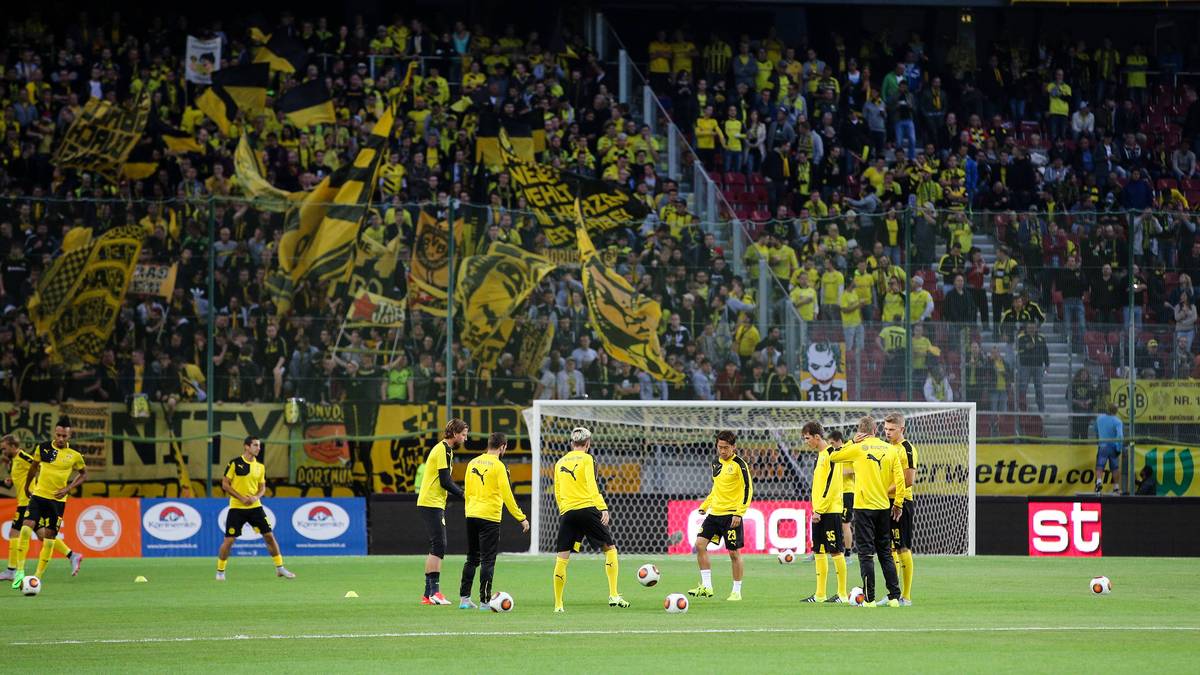 Viele Dortmunder Anhänger finden den Weg ins Klagenfurter Wörtherseestadion und bilden dort eine schwarz-gelbe Wand. Zwar etwas kleiner als im heimischen Dortmunder Stadion, aber für ein Auswärtsspiel schon beeindruckend