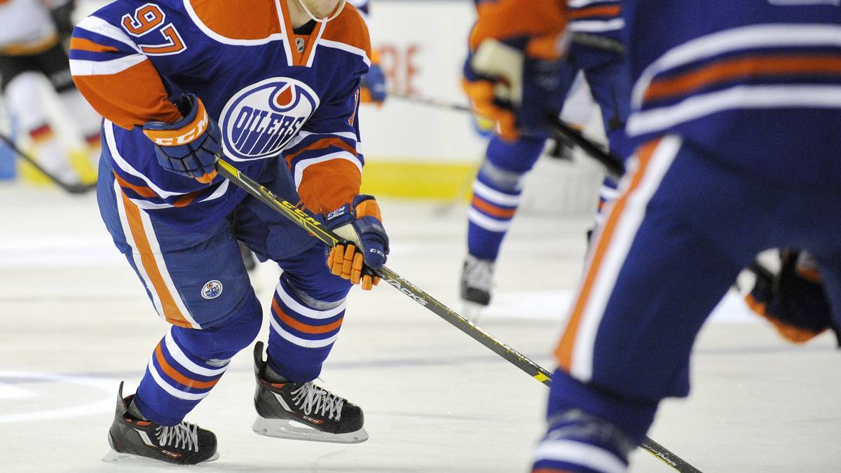 In einem Atemzug mit Sidney Crosby und Wayne Gretzky genannt, lastet auf den Schultern von Supertalent Connor McDavid bereits gewaltiger Druck. Hinzu kommt, dass der 20-Jährige vor der Saison zum jüngsten Kapitän aller Zeiten ernannt worden ist. Bisher wird McDavid dem Druck aber gerecht. An der Seite von Leon Draisaitl hält er seine Oilers auf Playoff-Kurs