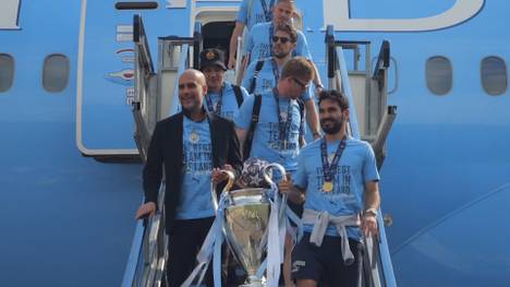 Manchester City ist mit dem Henkelpott auf dem Weg zur Triple-Parade mit den Fans in den Straßen von Manchester. 