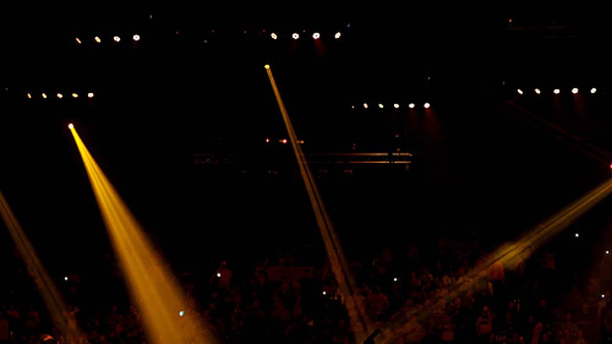 Und diese Walk-Ons werden zelebriert: Raymond van Barneveld zum Beispiel kommt mit "Eye of the tiger" auf die Bühne - komplett in Orange