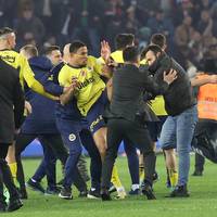 Die Prügel-Attacken von Fans auf Spieler von Fenerbahce Istanbul könnten ein heftiges Nachspiel haben. Der Top-Klub diskutiert sogar über einen Abschied aus der Türkei.