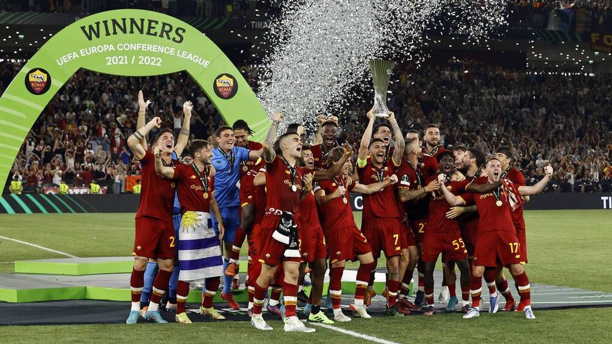 AS Rom feiert den Sieg der Conference League