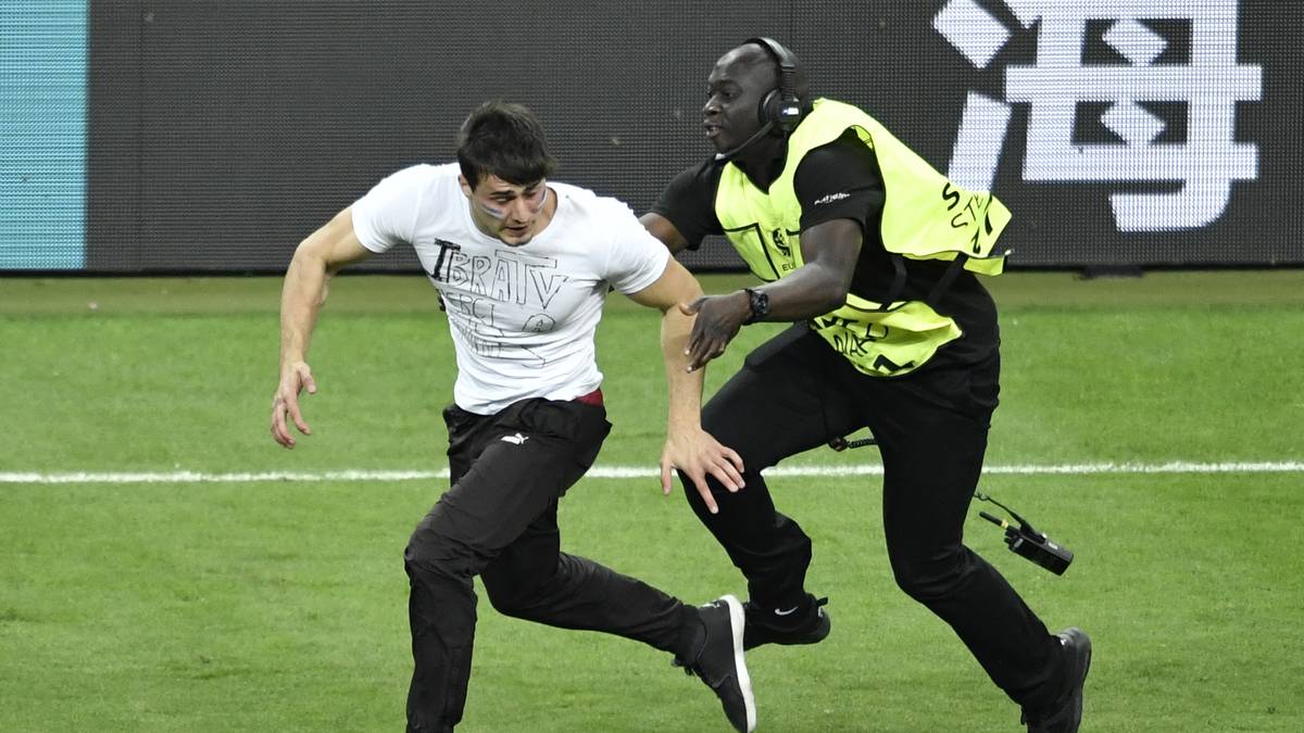 Während die Tore ausbleiben, sorgt wieder mal ein Flitzer für Aufregung