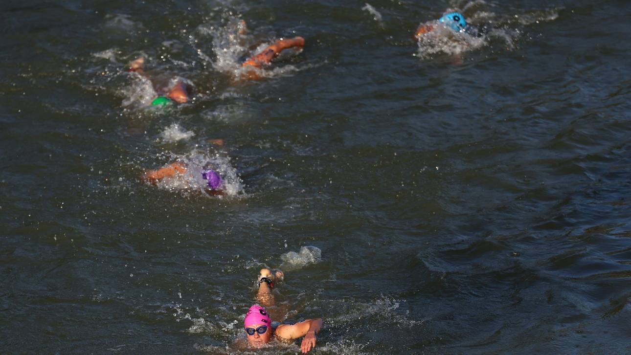 Die Triathleten schwimmen in der Seine