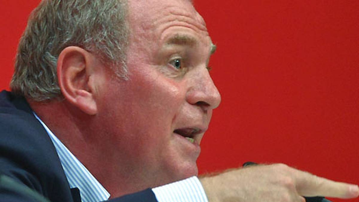 "Die Scheißstimmung, für die seid ihr doch zuständig und nicht wir. Es kann nicht sein, dass wir uns jahrelang den Arsch aufreißen und dann so kritisiert werden. Was glaubt ihr denn, wer ihr seid?", grantelt der Manager