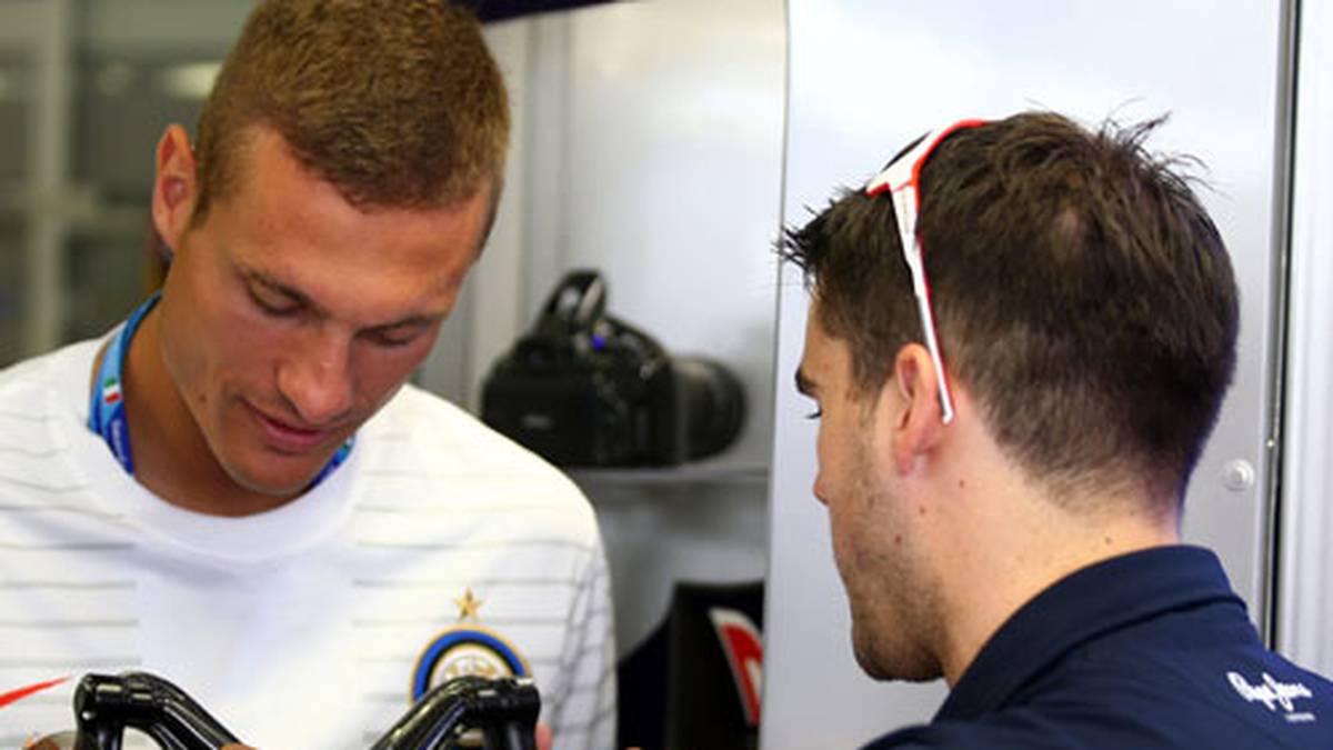 Dabei haben sich die "Bullen" extra prominente Glücksbringer in die Garage geholt. Hier lässt sich Nemanja Vidic (l.) das komplizierte Steuer eines Formel-1-Autos erklären