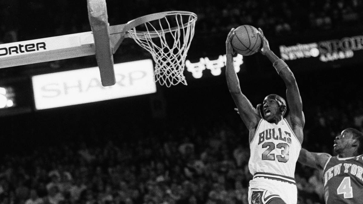 Die Bulls gehören bis dahin zu den Lachnummern der NBA. Schon im ersten Jahr kommt Jordan durchschnittlich auf mehr als 28 Punkte pro Partie.