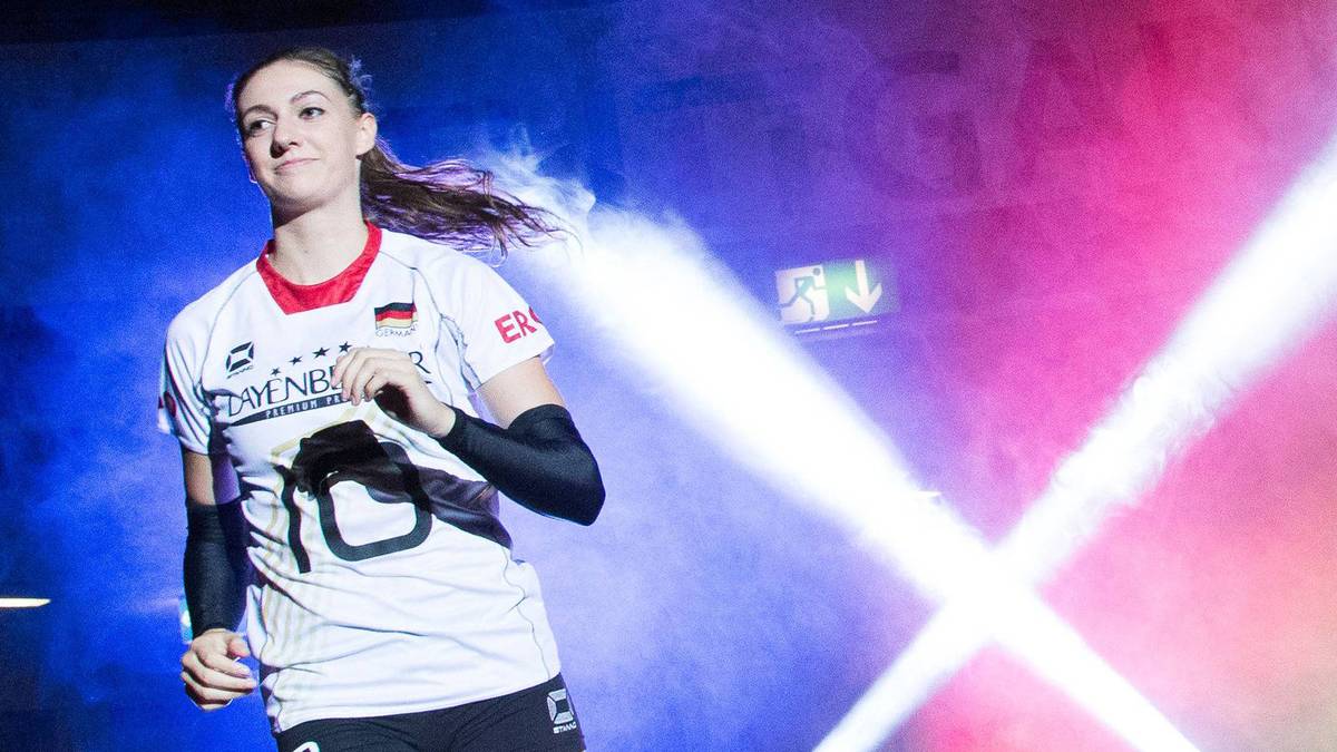 Lena Stigrot gehört zu den sprungkräftigsten Angreiferinnen im Team. Die 20-Jährige hat ein turbulentes Jahr hinter sich. 2014 macht sie ihr Abitur, wird erstmals für die Nationalmmanschaft nominiert und gewinnt mit Vilsbiburg den DVV-Pokal